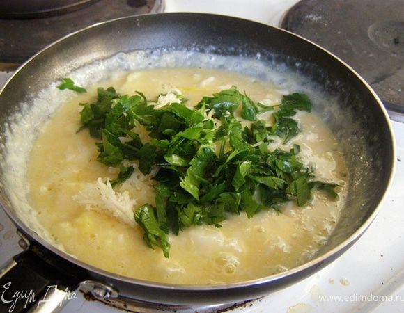 Начинаем интенсивно взбивать деревянной ложкой. Когда смесь схватится на 2/3, выкладываем начинку № 1 (творог с зеленью) или 2 (тертый сыр с зеленью)