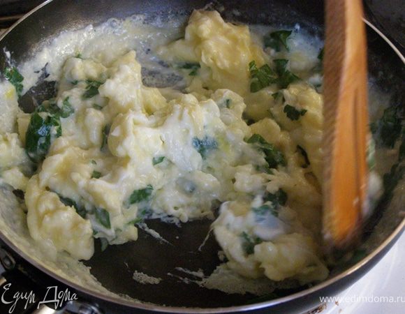 Продолжаем интенсивно мешать до готовности. Если у вашей сковороды или сотейника толстое дно, то после того, как высыпали начинку в яичницу, сковороду/сотейник лучше снять с огня и продолжать взбивать, пока смесь не загустеет