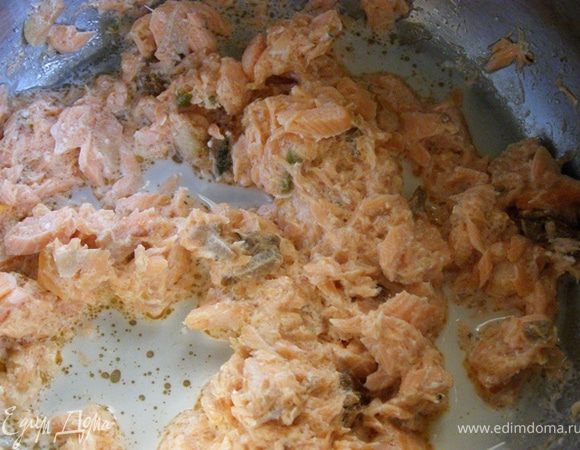 Подготовим лосося. Нарежем на мелкие кусочки. Выложим в кастрюльку, добавим сливки, доведем до кипения, отставим, дадим настоять в течение получаса
