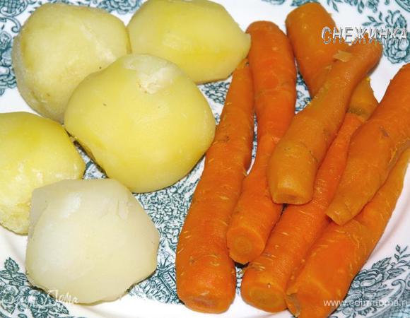 Картофель и морковь отварить в кожуре. Я решила картофель запечь в духовке, очень уж мне вкус печеной картошки нравится)) Овощи почистить.