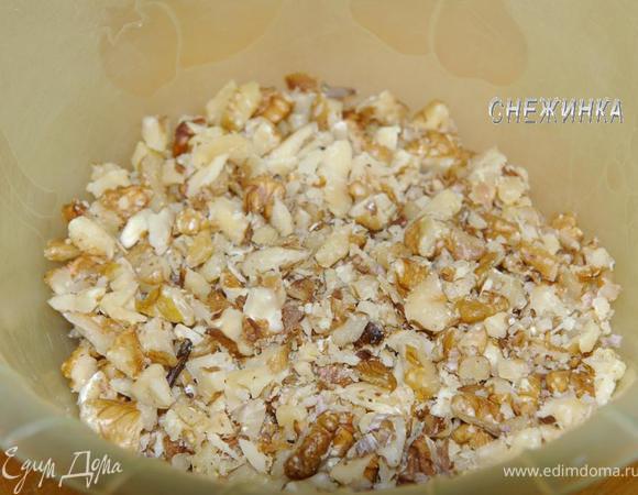 Орешки измельчить, порезать ножом.