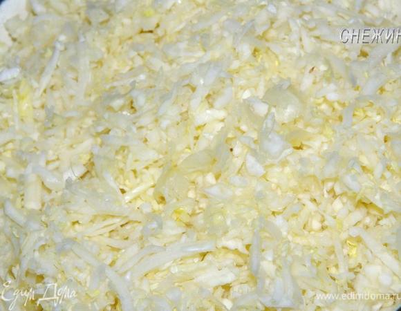 Капусту нашинковать очень мелко. Я делала на комбайне, так получается мельче и сочнее.