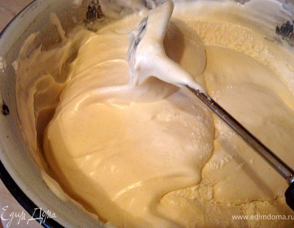 БИСКВИТ: яйца и сахар поместить в кастрюлю с толстым дном и поставив на медленный огонь постоянно взбивая венчиком нагреть до примерно 40-45 гр.ц. 
перелить смесь в миску и взбивать на средней скорости- 15 минут до эластичности и ленточек (на венчиках должны оставаться ленточки).
Муку просеянную с крахмалом ввести в два приёма и перемешать снизу вверх и по кругу методом складывания.
