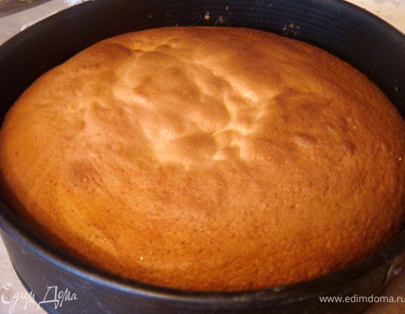 поместить тесто в форму (смазанную маслом и присыпанную мукой+ пергамент на дно.
Выпекать в прогретой до 180" 30 мин.Духовку не открывать!проверить зубочисткой или лучинкой- она должна быть сухой.
готовый бисквит остудить (вынуть из духовки!) и освободить от формы.

