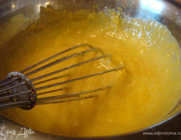 ЗАВАРНОЙ апельсиновый курд: С апельсинов снять цедру и выдавить из них же сок. Смешать в сотейнике с толстым дном сок, цедру (у вас получится примерно столовая ложка), сахар, щепотку соли, просеянную муку и желтки.
Ставим сотейник на маленький огонь и постоянно помешивая дводим до кипения доведите до кипения и до загустения (еще минуты 2). Следите, чтобы смесь не подгорела. Снять смесь (можно протереть через сито, но я этого не стала делать. Половинку апельсина мелко нарезать и также ввести в крем (который предварительно остудили).

