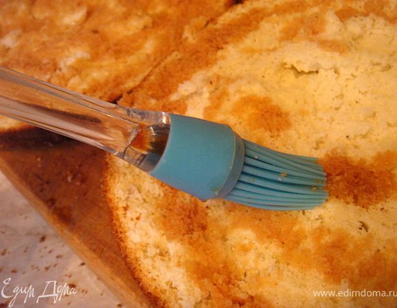 Бисквит тем временем остыл. Его разрезаем на 2 половины.
ДЛЯ ПРОПИТКИ КОРЖЕЙ сделать крепкий сладкий чай- кружку и кисточкой пропитать корж изнутри.
