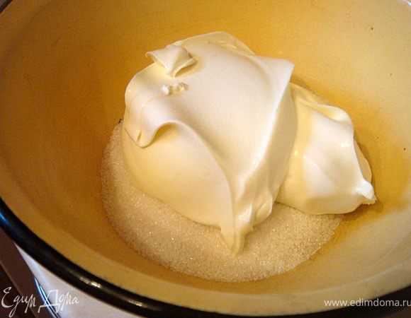 Сверху промазать кремом-курдом.
СДЕЛАЕМ ПРОПИТКУ ИЗ СМЕТАНЫ:- сметану с сахаром взбить на большой скорости- ничего страшного если она получится по консистенции как сгущеное молоко- это же пропитка, а не крем. Нанести сверху курда.
