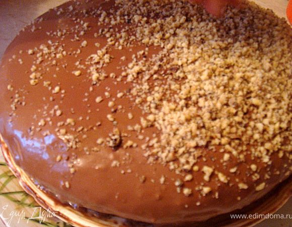 Собрать торт. Сверху бисквит потыкать зубочисткой и также промазать кисточкой крепким чаем.
Оставить пропитаться пока будем готовить глазурь-ганаш.
ГЛАЗУРЬ-ГАНАШ: сливки прогреть практически до кипения. Ввести туда кусочки шоколада. Размешать. Ввести муку и немного прогретьдо загустения. Ввести сливочное масло для элластичности и блеска глазури.
Покрываем торт- одним слоем глазури. Даем пропитаться при комнатной температуре 20-30 минут. Наносим второй слой. Ставим в холодильник на 10-15 минут. Наносим третий- заключительный слой. Посыпаем орехами и убираем часа на 2 в холодильник.