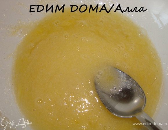 Яйца растереть с сахаром...