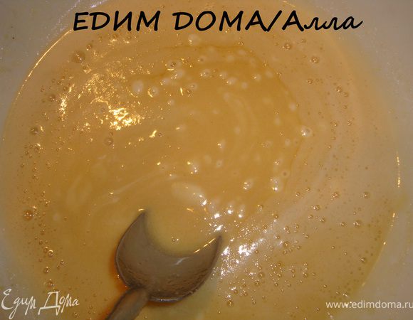 Миску с яйцами, сахаром, медом и маслом поставить на паровую баню, постоянно помешивать до растворения сахара. Как только сахар растает, добавить соду.