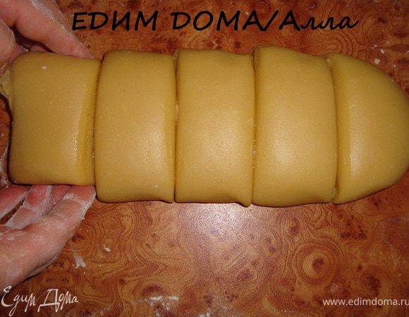 Должно получиться крутое тесто, как на лапшу. У меня муки ушло немного больше.
Осторожно, тесто горячее!
Готовое тесто разделить на 8 частей, 7 из которых убрать в миску, накрыть крышкой и снова поставить на паровую баню (плита отключена).