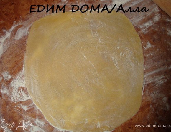 Если площадь раскатанного теста достаточна, отправляем корж на противень (предварительно обильно смазанный маслом или выстеленный бумагой для выпечки). Если нет - раскатываем еще.