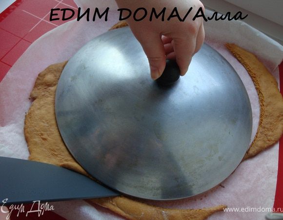 Выпекаем в хорошо разогретой духовке при 180 - 200 градусах около 2-3 минут каждый корж отдельно. Вынимаем и обрезаем по трафарету.