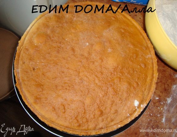 И так повторяем еще 6 раз. Коржи остывают очень быстро, как и пекутся.
Коржи для торта можно испечь заранее, завернуть в пакет и хранить в прохладном месте до двух месяцев.