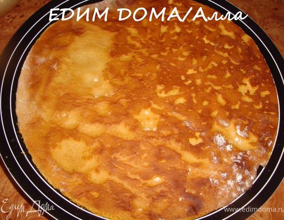 Кладите коржи так, так, чтобы пузыри, образовавшиеся при выпекании, можно было заполнить кремом.