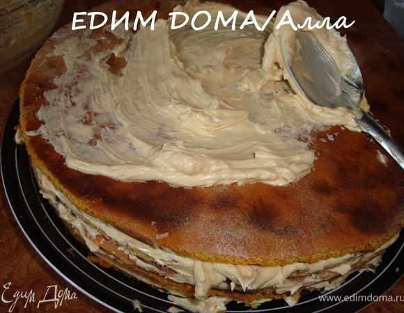 Покрыть корж кремом...