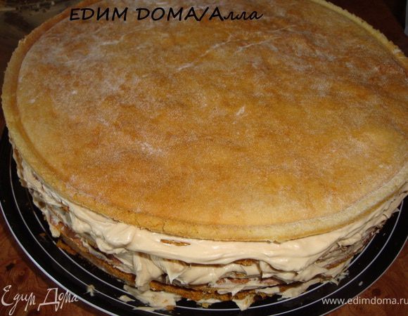 Накрыть следующим, и так до тех пор, пока не останется 1 корж, который был отложен. Им накрываем весь торт таким образом, чтобы ровная сторона оказалась сверху.
