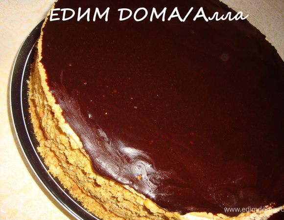 Вернемся к торту. Крем, который выступил по бокам торта, равномерно распределить по бокам же торта. Обсыпать бока торта крошкой из обрезков коржей. Сварить глазурь и покрыть верх торта.