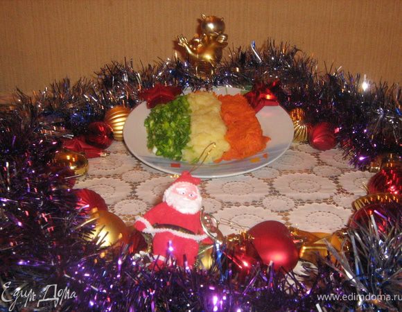 Отварили морковь и картофель, натерли на крупной терке, лук мелко нарезали  и начали творить!