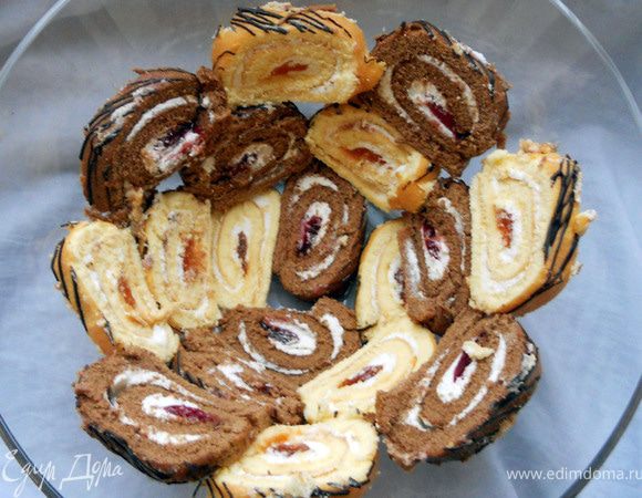 Выложить ломтики рулета на дно и по краям, создавая бортики (примерно на 1/2 высоты миски). 