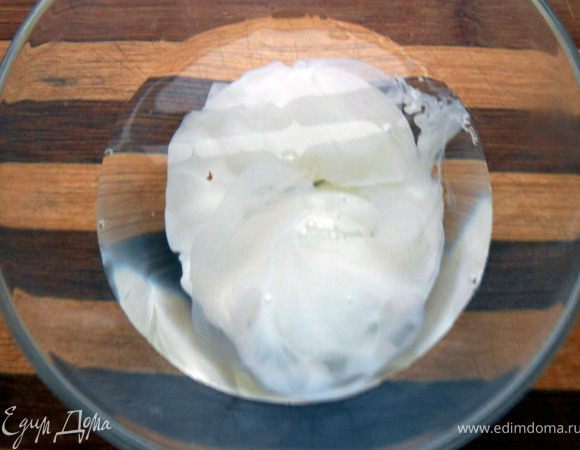 Добавить ликер или другой алкоголь (полагаю, будет уместен ром или даже коньяк, но в идеале что-то фруктовое).