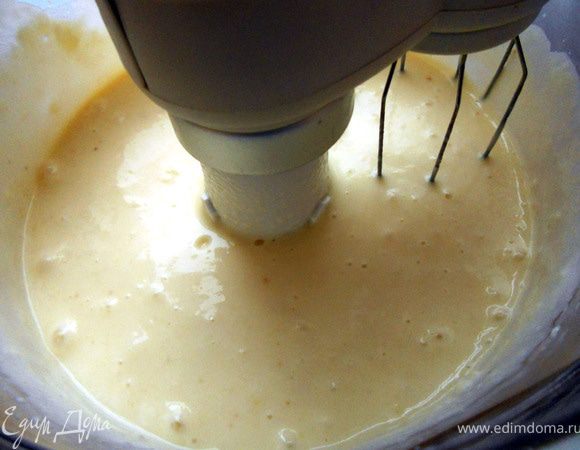 Приготовить заварной крем по Вашему рецепту. Я использовал порошковый, только разводил не молоком, а смесью 33% сливок и молока - необходим достаточно густой крем и лучше с запасом (мл. 500 готового крема будет правильной порцией). Крем желательно протереть ч/з сито или взбить миксером, для воздушности. 