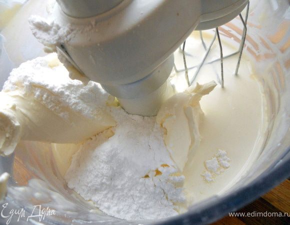 Для второго слоя соединить маскарпоне, сливки(2-3 ст.л.) и сахарную пудру, хорошо взбить. При необходимости добавить чуть больше пудры (но главное не переборщить), а также еще сливок - очень густой крем нам не нужен (должен быть чуть нежнее, чем для тирамису). 