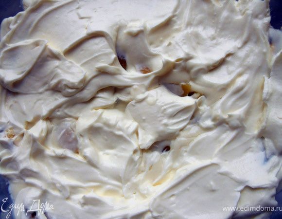 Выложить маскарпоновый крем поверх заварного.