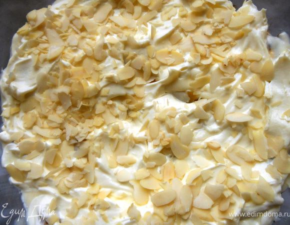 Присыпать миндальными лепестками. 