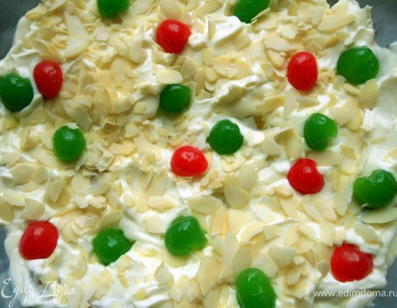 Украсить коктейльными вишнями или желе. Можно подавать практически моментально, но если трайфл постоит хотя бы час в холодильнике, будет особенно душевно!:) Стоит предупредить, что красивые порции при подаче Вы вряд ли получите - это сложный по текстуре десерт, а ложка будет главным вашим помощником. Однако за потрясающий вкус Рождества ему можно простить все:)