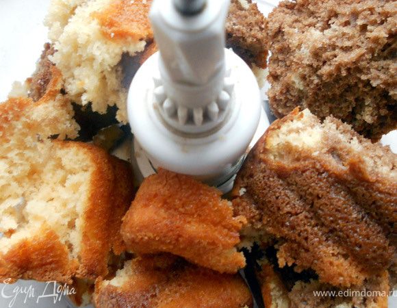 Бисквит измельчить до состояния крошки с помощью комбайна. 