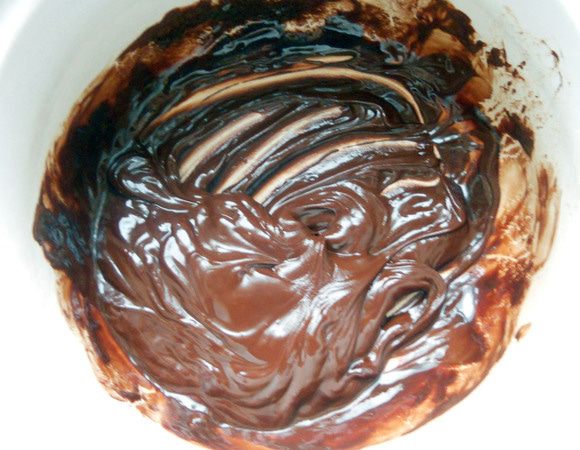 Шоколад с маслом растопить на водяной бане. 