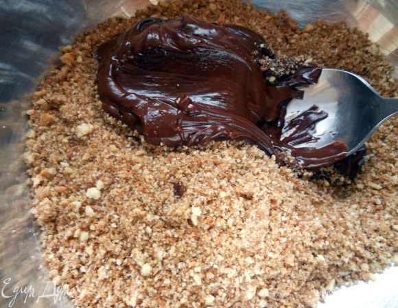 Соединить крошку и шоколад. 