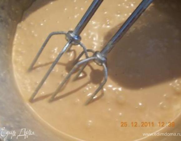 Взбить сливки, добавить сгущёнку и снова взбить, поставить в морозилку, через 1,5-2 часа достать и перемешать, повторить процедуру ешё через 2 часа