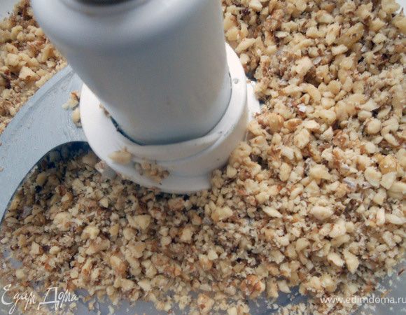 Грецкие орехи измельчить с помощью комбайна. 