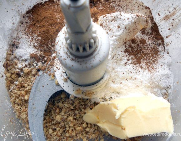 Добавить сливочное масло, сахарную пудру (1/4 чашки) и корицу. 