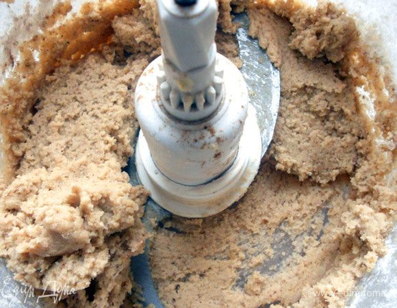 Просеять муку, хорошо размешать ингредиенты, около минуты. Должна получится густая/вязкая, слегка липкая и влажная масса, хорошо держащая форму. Если тесто слишком липкое, подсыпать еще немного муки, размешать. 