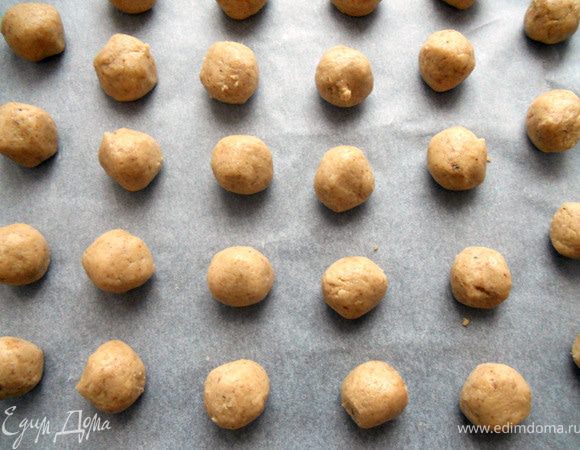 Сформировать небольшие шарики (с грецкий орех или меньше), выложить на противень, застеленный бумагой. Выпекать в предварительно разогретой духовке (до 170+-) около 10-13 минут. Печенье должно остаться светлым (дно немного потемнеет), в горячем виде достаточно мягким. 