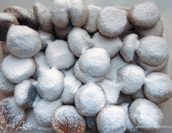 Остудить около 10 минут, после чего переложить в емкость, обильно пересыпая сахарной пудрой. На 25 штук +-