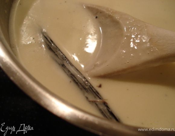 Накрыть крышкой,дать постоять 30 мин.Затем процедить молоко через сито.
