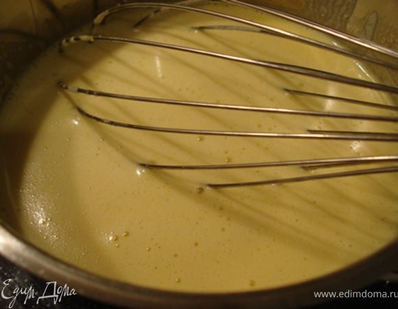 В другой кастрюле венчиком слегка взбить  желтки с сахарной пудрой,влить молоко,поставить массу на огонь.Готовить как английский крем:постоянно массу перемешивать до загустения,не доводя до кипения.