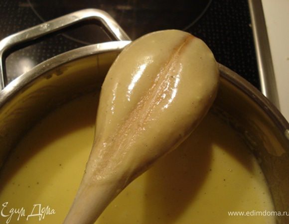 Готовность проверятся так:если,проводя пальцем на ложке будет оставаться полоса,то крем готов.Готовую массу снять с огня,полностью остудить.Затем перелить в контейнер и поставить в морозилку до полного застывания.

