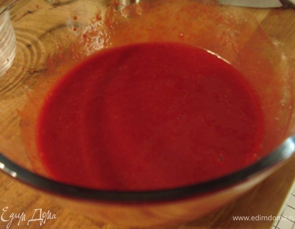 Перемешать,перелить массу в контейнер,поставить в морозилку на 2 ч.Через 2 ч достать,перемешать и поставить обратно в морозилку на 1 ч.Через час опять перемшать,вернутьв морозилку до полного застывания.

