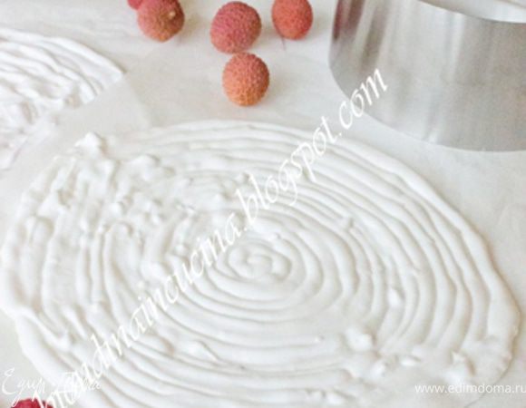 Меренга:
Духовку разогреть до 150 °.Противень застелить пергаментом.Белки взбить со 100 г сахара до устойчивых пиков.Затем добавить оставшиеся 100 г сахар,перемeшать,переложить в кулинарный шприц и выдавить на пергамент 2 круга диаметром 18 см-20 см.Я выпекала круги на 2 противенях.Пoставить мерeнгу в духовку на 8 мин.Затем уменьшить температуру до 90 °C и выпекать 3 ч.
Готовой меренге дать oстыть.
