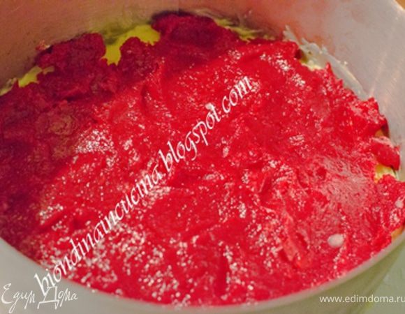 Затем на слой ванильного мороженого положить малиновое мороженое,сверху вторую мерeнгу и поставить в морозилку на несколько часов.Я ставила на ночь.
Затем торт выбрать из формы,перевернуть.