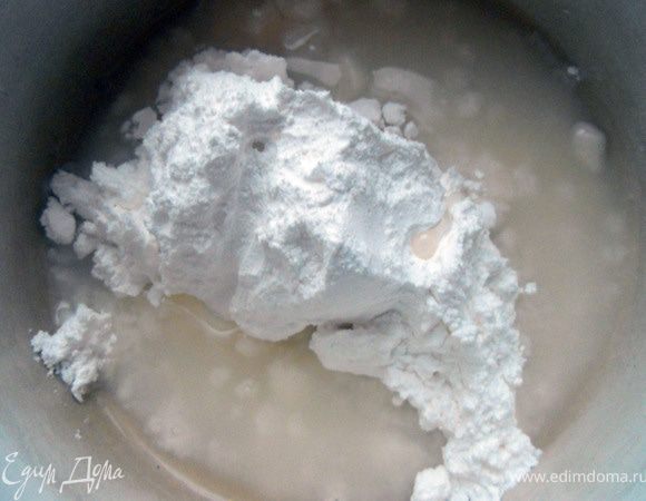 Соединить сахарную пудру с водой в небольшой кастрюле. Поставить на средний огонь, довести до кипения, и, помешивая варить карамель. 