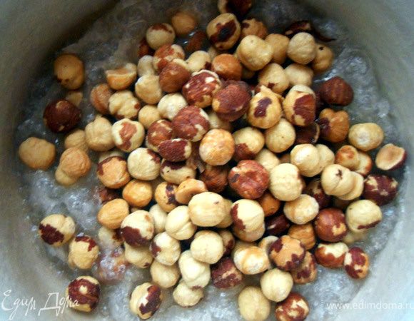 Добавить фундук, размешать, оставить на 1 минуту и снять с огня. 