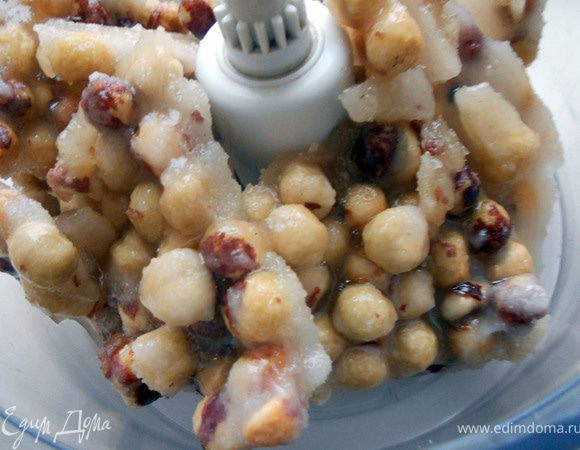 Остывшую и затвердевшую карамель разломать и измельчить в комбайне, в пыль***у меня чуть более влажная масса, чем требуется***.