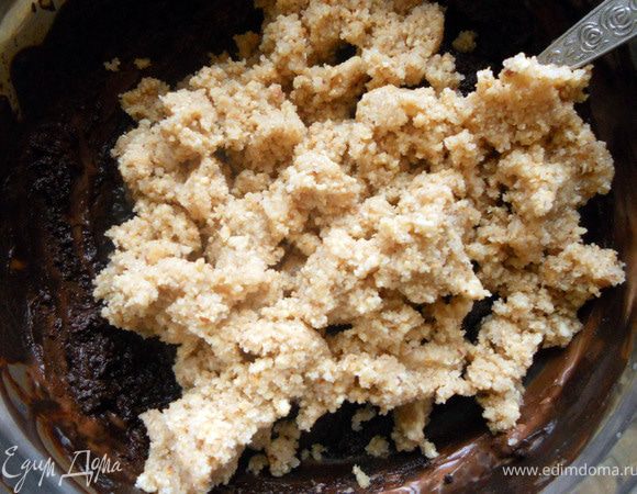 Соединить с шоколадом и хорошо размешать ***вот тут меня шоколад удивил: если до этого он был очень густой, после добавления пралине размягчился и даже охлаждение его особо не спасло!:( Пришлось выкручиваться так: измельчить около 10 шт. печенья савоярди и добавить в массу (не все сразу) - и конфеты были спасены!:) В общем, в любом случае перед формированием конфет массу нужно охладить около 30 минут в холодильнике. 