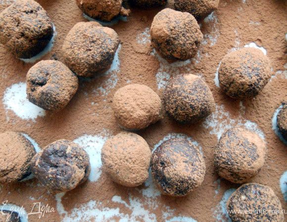 Сформировать конфеты и присыпать какао; можно также использовать сахарную пудру или растопленный шоколад. Убрать в холодильник и хранить там. P.S. Количество ингредиентов, приведенное Джейми, уменьшил, но я все равно не думал, что конфет будет столь много....кажется на 4 десятке я потерял счет:)) Так что их около 50 и если не планируется большая компания/много сладких подарков, советую уменьшать порцию!:) Во всем остальном трюфели очень и очень вкусные! 